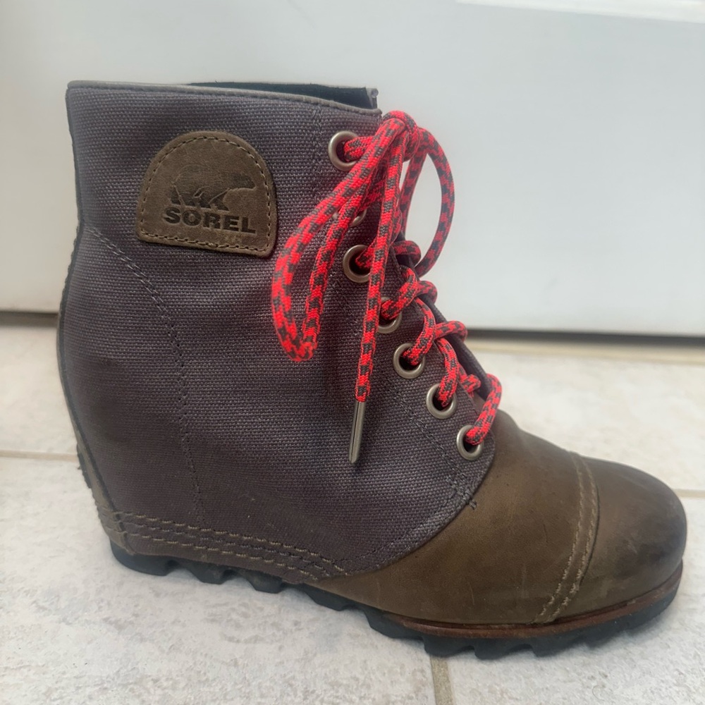 Sorel wedge ankle boots. Size 7.5 women. Two toned gray/green.